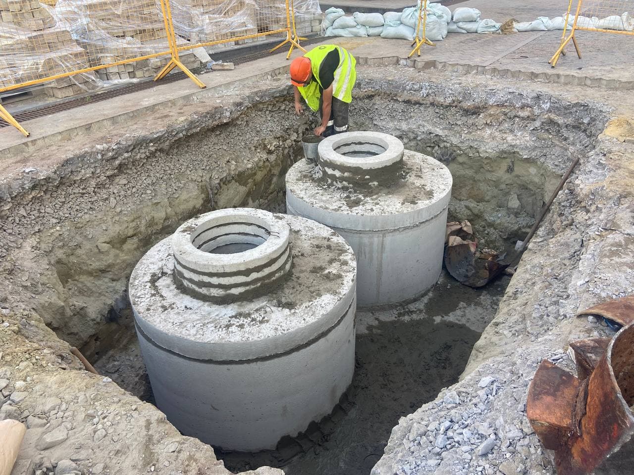 Ул. Московская, 37 монтаж труб, врезок, дренажей, неподвижных опор, подушек, скользячек, покраска и изоляция труб, монтаж колодцев и тюбингов